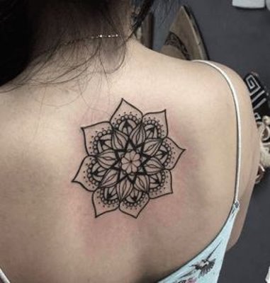  Tatouage mandala sur le milieu du dos